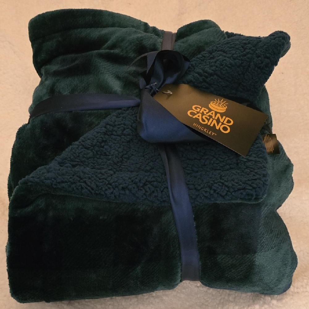 NWT 50 X 60 Velvety Soft Sherpa Throw